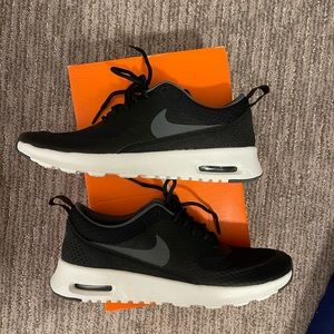 Nike Air Max thea size 7